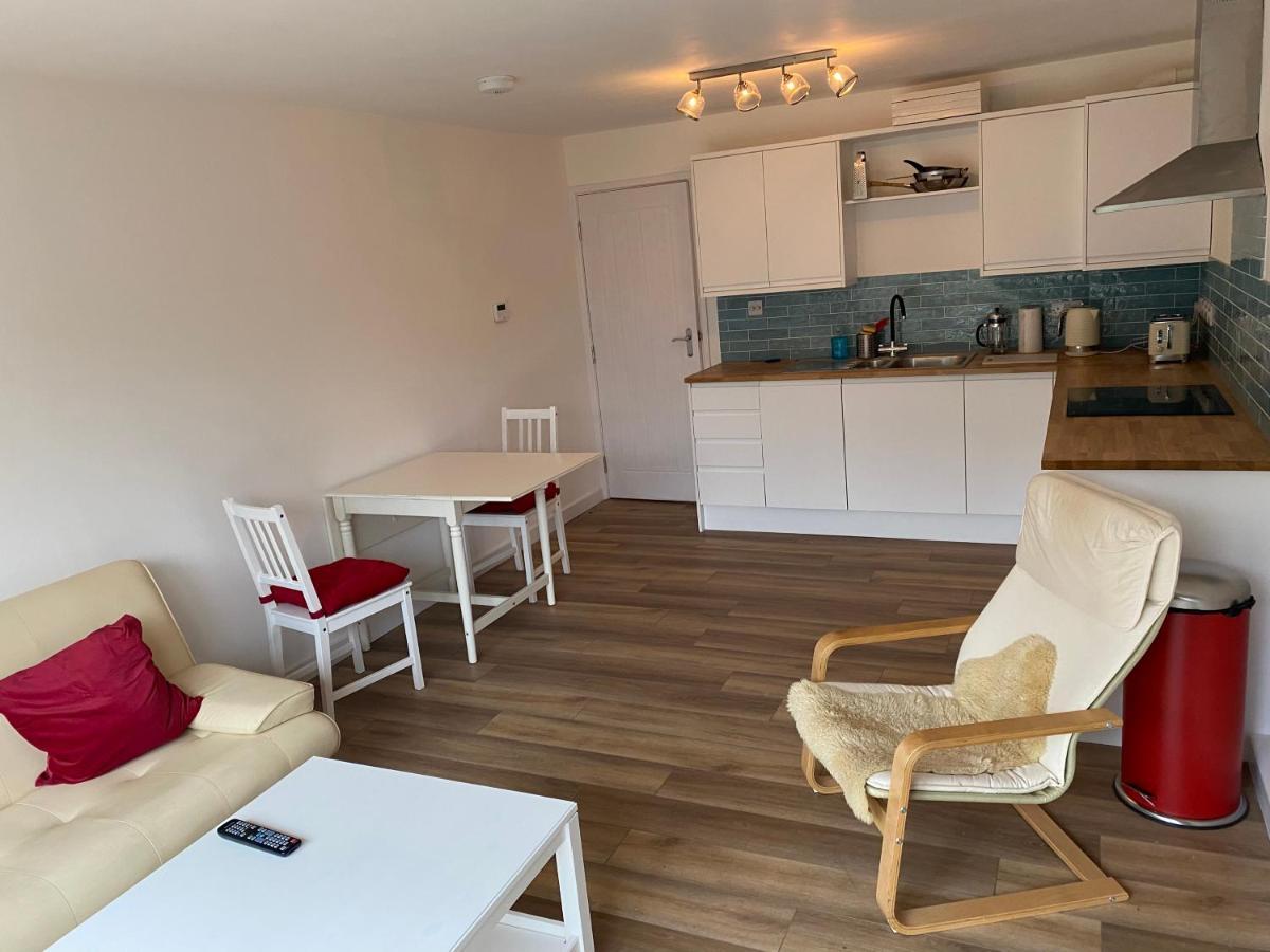 Adorable One-Bedroom Flat With Patio Garden. Southwick  Exterior photo