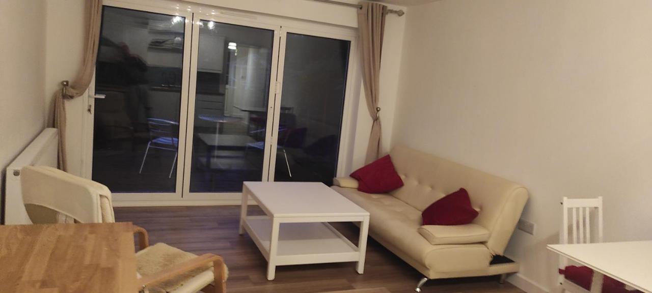 Adorable One-Bedroom Flat With Patio Garden. Southwick  Exterior photo