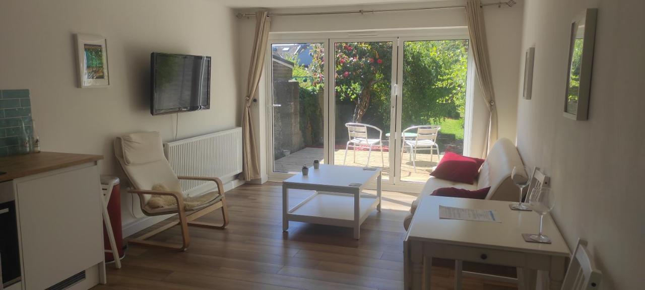 Adorable One-Bedroom Flat With Patio Garden. Southwick  Exterior photo