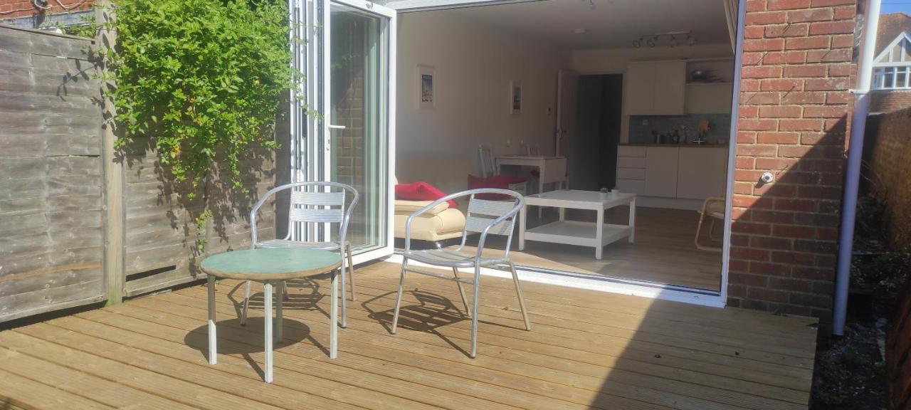 Adorable One-Bedroom Flat With Patio Garden. Southwick  Exterior photo